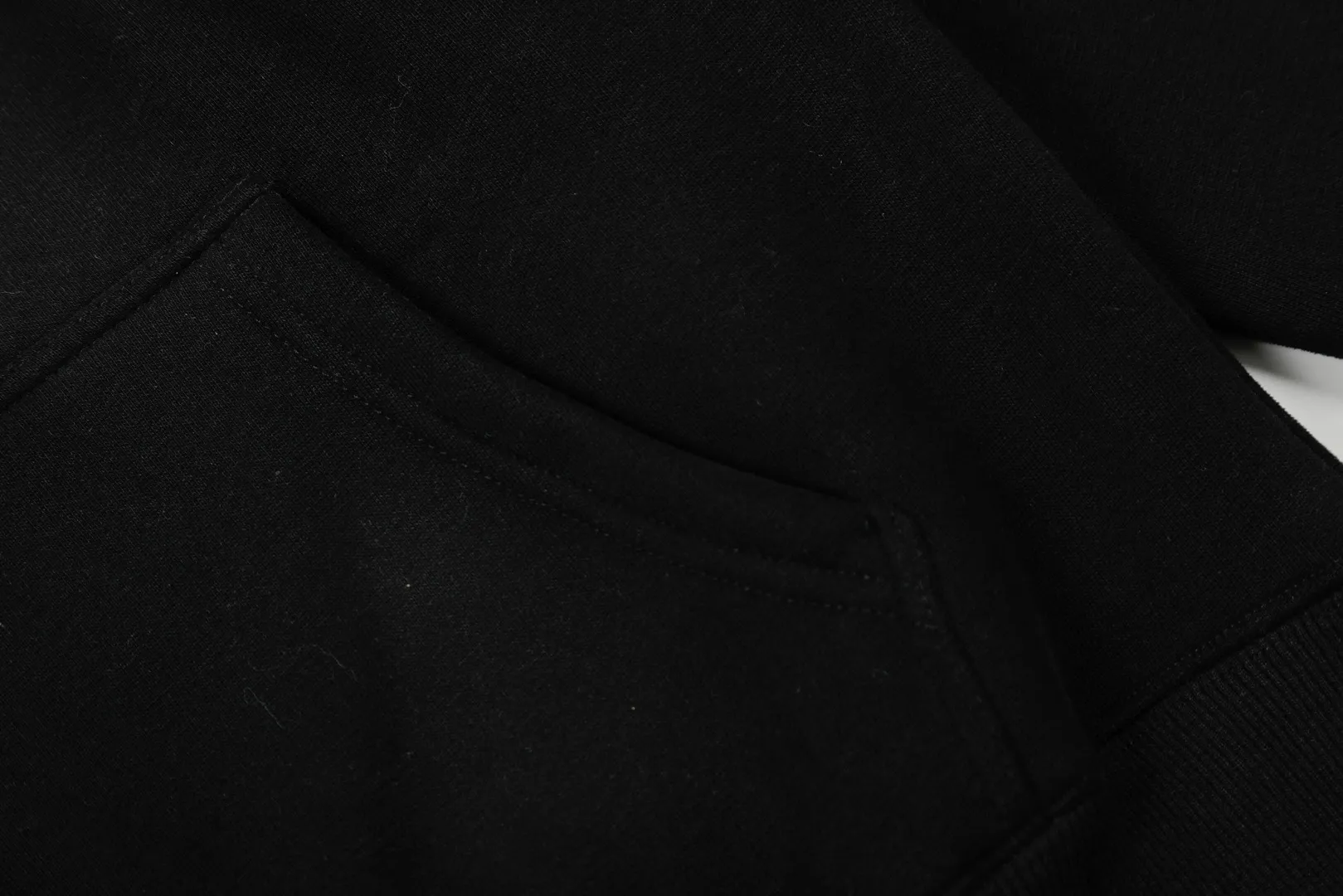 P250 Top quality" Style number: T5007# [Ralph Lauren solid color pony embroidered logo thickened velvet hooded sweatshirt] ✅Ralph Lauren classic basic versatile unisex autumn and winter velvet thickened hooded sweatshirt ✅Pure cotton high-gram velvet thickened fabric The upper body is comfortable and warm ✅The version is restored to the original version The maximum size can be worn up to 180 pounds Loose, comfortable and stress-free ✅The upper body is simple and easy to wear ootd must-have. Good-looking clothes are never picky. A must-have in couples’ wardrobes. Size: S-XL. Color: Black, Gray, Navy Khaki.